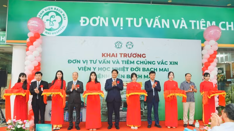 Cắt băng khai trương Đơn vị Tư vấn và tiêm chủng vaccine thuộc Viện Y học Nhiệt đới Bạch Mai.