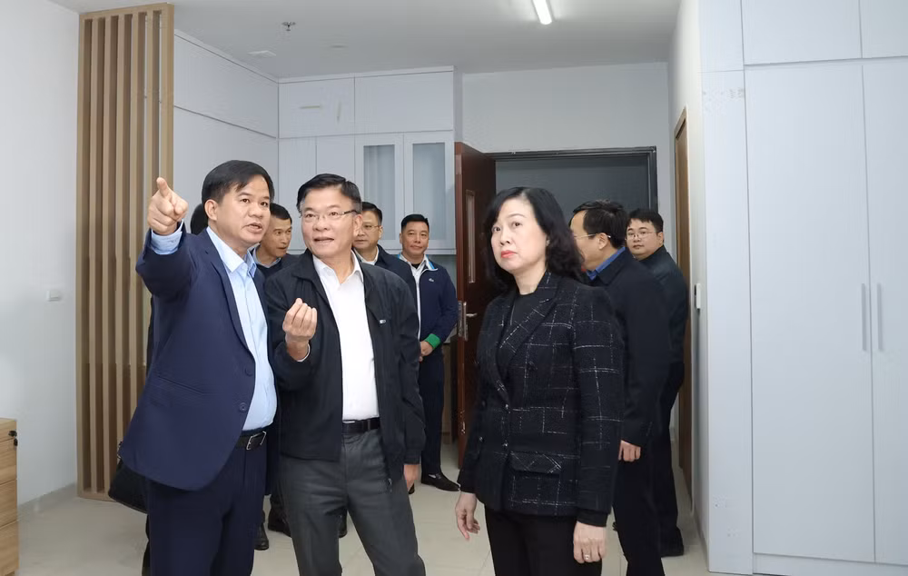 Phó Thủ tướng nghe Giám đốc Bệnh viện Bạch Mai báo cáo.