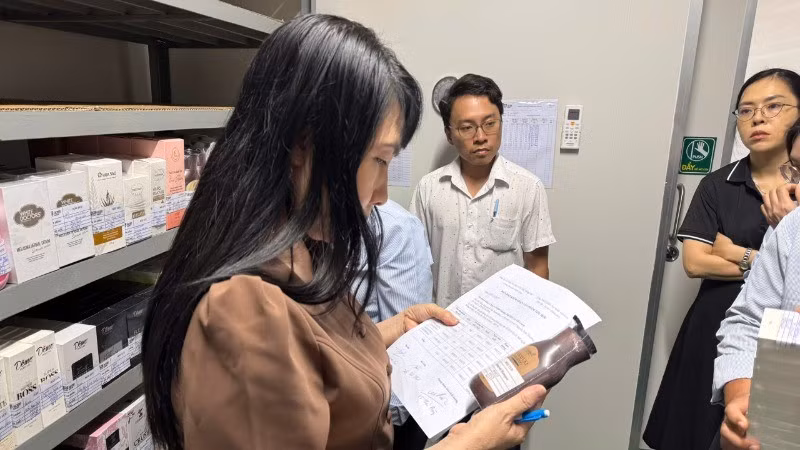 Đoàn kiểm tra Sở Y tế Đồng Nai kiểm tra Công ty cổ phần nhà máy y tế EBC Đồng Nai. (Ảnh: CTV)