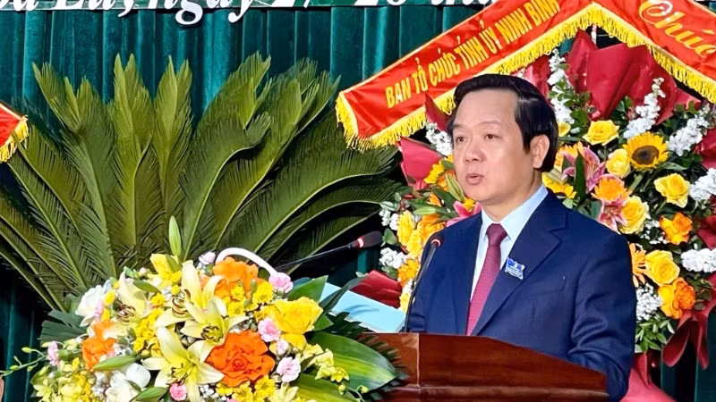 Đồng chí Phạm Quang Ngọc, Chủ tịch Ủy ban nhân dân tỉnh Ninh Bình phát biểu tại Đại hội.
