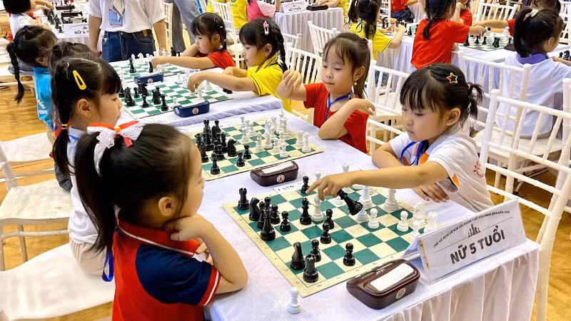 Vận động viên nữ (áo trắng) đã giành được lợi thế cho mình khi loại bỏ được quân hậu ngay từ những nước đi đầu tiên.