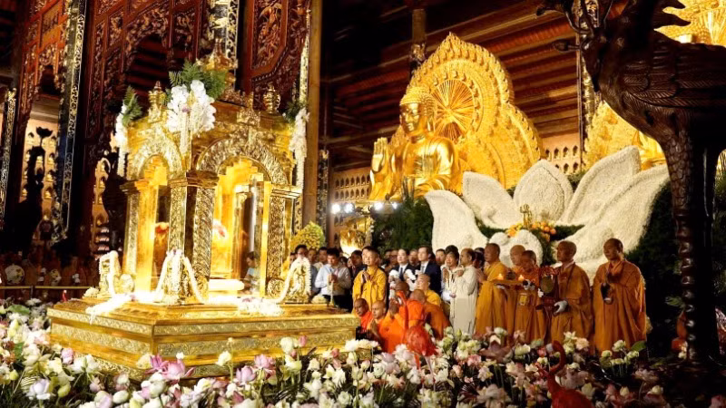 Trong không gian linh thiêng và trang trọng tại chùa Bái Đính, các tăng ni, phật tử và người dân từ khắp tỉnh, thành phố đã quy tụ về đây để chứng kiến lễ cung rước, đảnh lễ xá lợi Đức Phật.