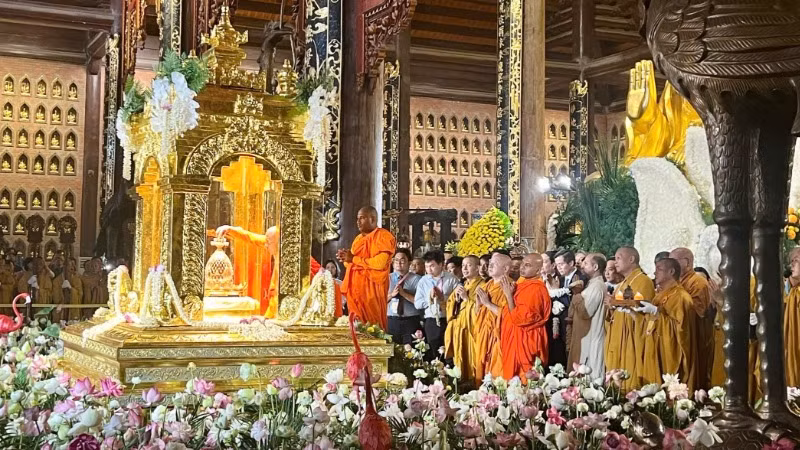 Tại không gian linh thiêng của Điện Tam Thế, các tăng, ni, phật tử và nhân dân đã thực hiện các nghi thức tôn trí xá lợi Phật, tụng kinh, cầu nguyện.