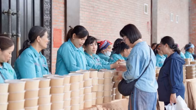 Chùa Bái Đính mở cửa, bố trí hàng trăm xe điện, nước uống và suất ăn chay miễn phí cho người dân, phật tử vào chiêm bái, đảnh lễ xá lợi Đức Phật; bảo đảm công tác an ninh, trật tự, an toàn giao thông, vệ sinh môi trường…