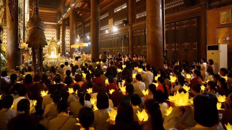 Đêm hoa đăng cầu nguyện quốc thái dân an, thế giới hòa bình, chúng sinh an lạc tại Điện Tam Thế chùa Bái Đính-nơi tôn trí xá lợi Đức Phật được diễn ra trang nghiêm trong niềm hoan hỷ chung của đại chúng.