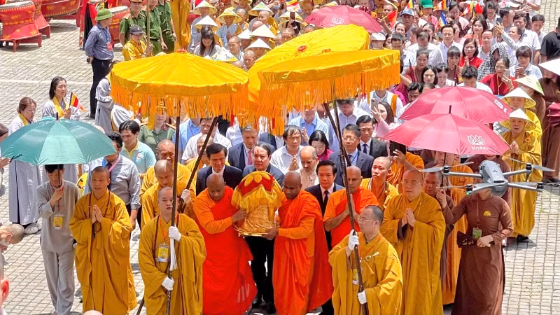 Nghi thức rước xá lợi Đức Phật Thích Ca Mâu Ni về chùa Bái Đính có sự tham dự của Ngài Sandeep Arya, Đại sứ Đặc mệnh toàn quyền Ấn Độ tại Việt Nam; cùng đại diện Giáo hội Phật giáo Việt Nam, lãnh đạo tỉnh Ninh Bình.