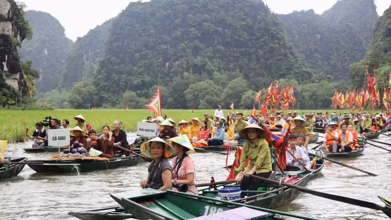 Nghi lễ rước cờ, rước sản vật đặc trưng của các vùng miền trong cả nước trên dòng sông Ngô Đồng.