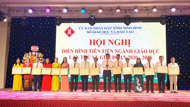 Các tập thể được tuyên dương, khen thưởng tại hội nghị.