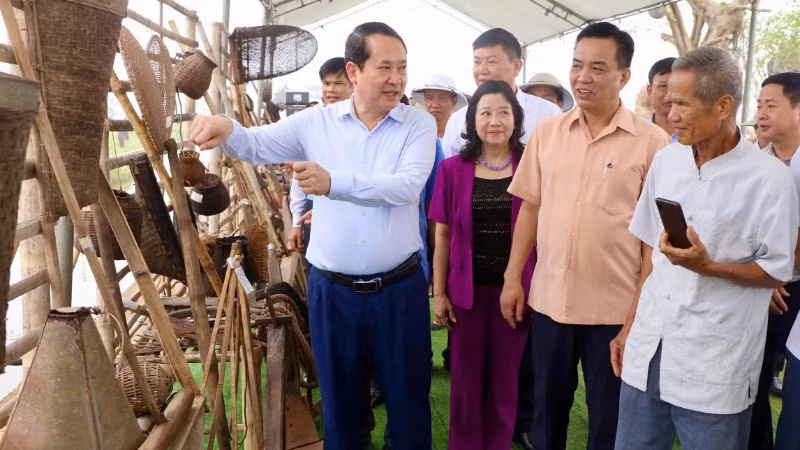 Trưng bày, trải nghiệm công cụ, nông cụ sản xuất nông nghiệp, tái hiện không gian xưa tại buổi lễ.