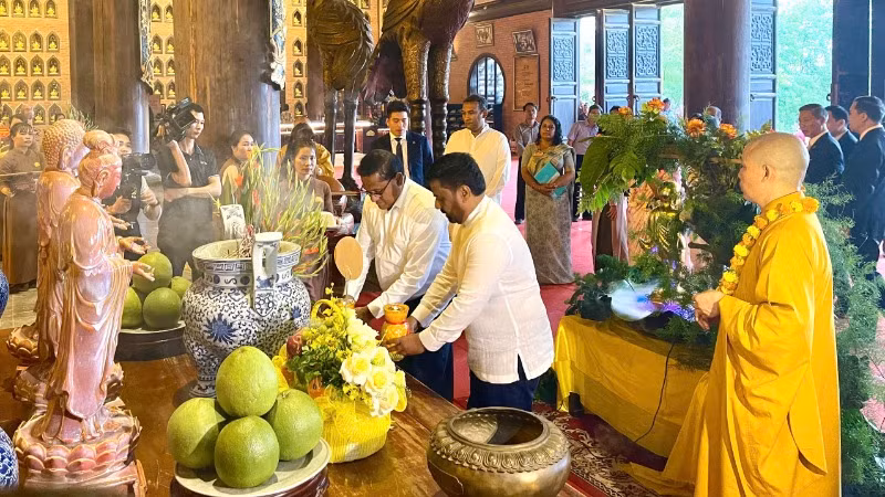 Các đại biểu dâng hương và lễ Phật tại Tháp Bảo Thiên.