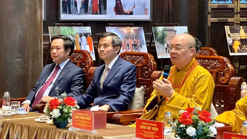 Hòa thượng Thích Thanh Nhiễu phát biểu chào mừng tại buổi đón tiếp.