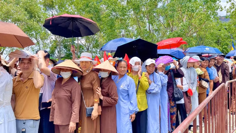 Đông đảo người dân, phật tử đến chùa Bái Đính để cung rước xá lợi Đức Phật.