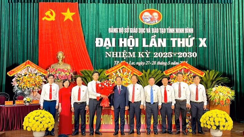 Ra mắt Ban Chấp hành Đảng bộ Sở Giáo dục và Đào tạo lần thứ X, nhiệm kỳ 2025-2030 tại Đại hội.