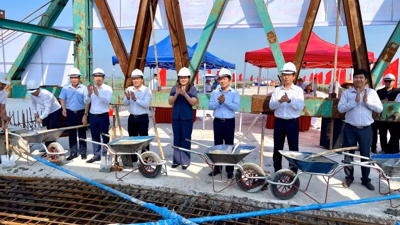 Các đại biểu thực hiện nghi thức hợp long cầu vượt sông Đáy. (Ảnh: YẾN TRINH)