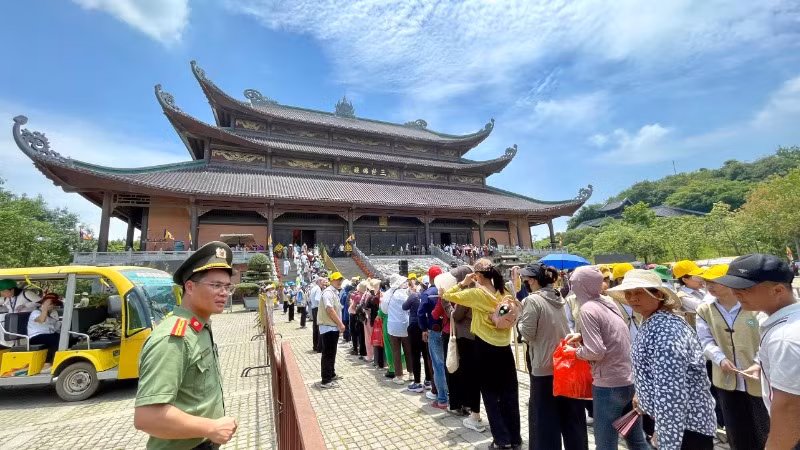 Lực lượng chức năng của tỉnh hỗ trợ, hướng dẫn người dân đi theo đúng hướng dẫn của Ban tổ chức để vào xá lợi Đức Phật tại Điện Tam Thế của chùa.