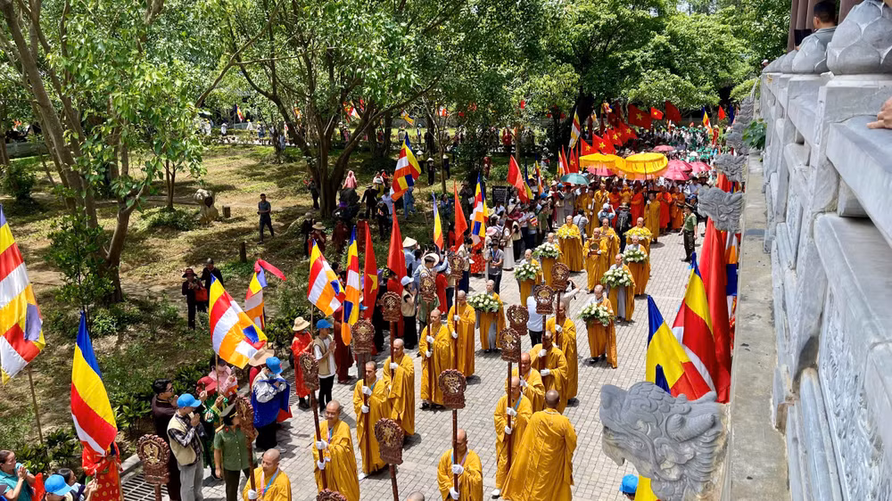 Đoàn cung rước xá lợi Đức Phật đã di chuyển an toàn, được lực lượng chức năng bảo vệ nghiêm ngặt từ chùa Tam Chúc (Hà Nam) về chùa Bái Đính (Ninh Bình).