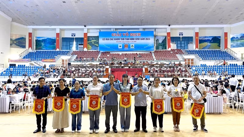 Ban tổ chức trao cờ lưu niệm cho các đơn vị tham gia.