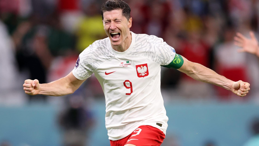 Robert Lewandowski ăn mừng trong nước mắt của sự hạnh phúc.