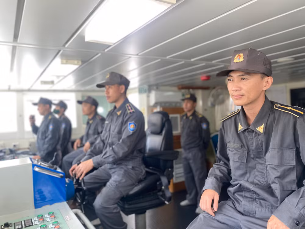 Cán bộ tàu KN360 trên đường làm nhiệm vụ.
