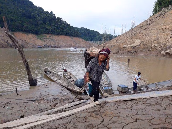 Người dân vùng Thủy điện Bản Vẽ (Nghệ An). Ảnh: CẢNH THẮNG