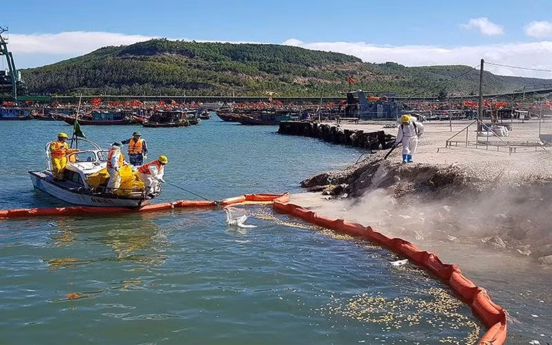 Các lực lượng tham gia diễn tập ứng phó sự cố tràn dầu tại Cảng tổng hợp quốc tế Nghi Sơn (Thanh Hóa). (Ảnh ĐỨC DUY)