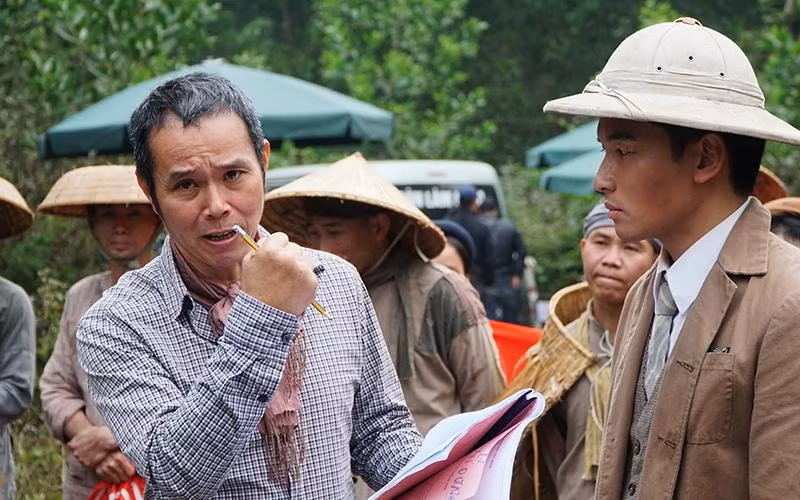 Đạo diễn Bùi Tuấn Dũng chỉ đạo diễn xuất trong phim "Bình minh phía trước". (Ảnh Đoàn phim cung cấp)