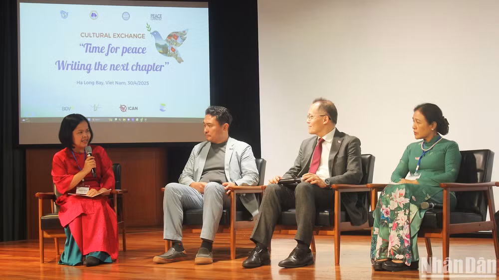 Các diễn giả chia sẻ quan điểm, góc nhìn đa dạng tại chương trình giao lưu văn hóa. Các diễn giả chia sẻ quan điểm, góc nhìn đa dạng tại chương trình giao lưu văn hóa.