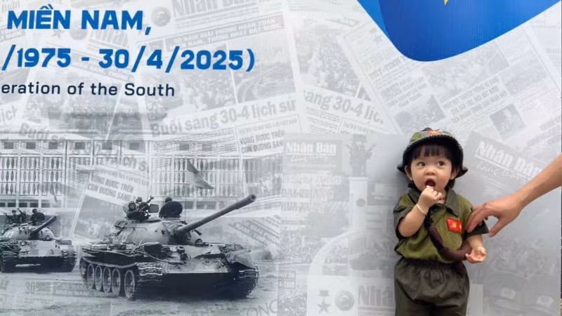 Ánh mắt trong trẻo, hồn nhiên của trẻ thơ tại cuộc Triển lãm kỷ niệm 50 năm Ngày Giải phóng miền nam, thống nhất đất nước của Báo Nhân Dân.