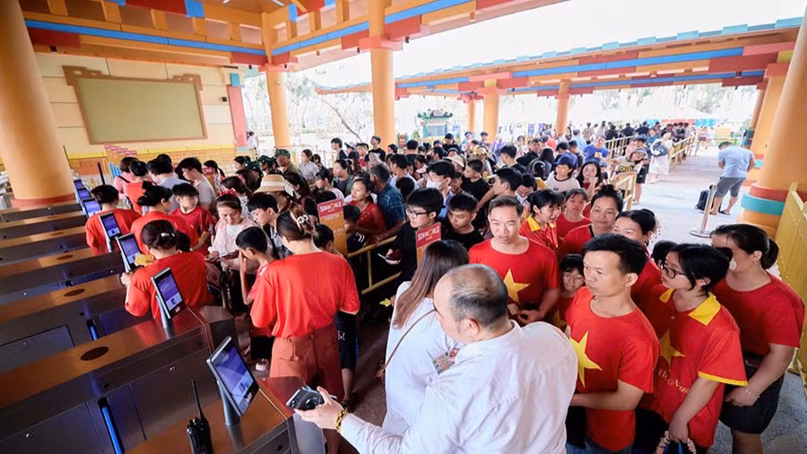 Du khách xếp hàng mua vé vào Sun World Hà Nam trong ngày đầu khai trương.