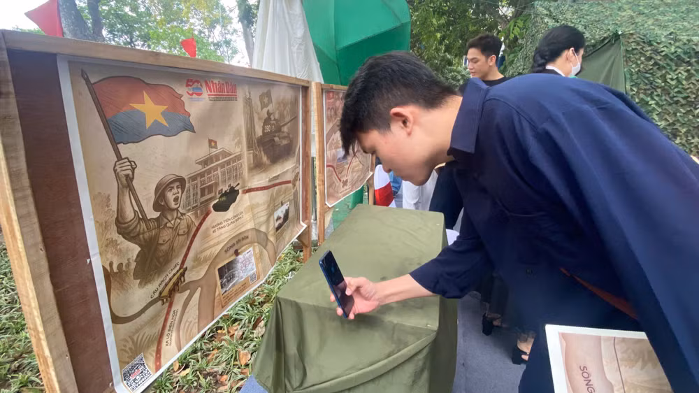 Các bạn trẻ trải nghiệm công nghệ tại triển lãm của Báo Nhân Dân.