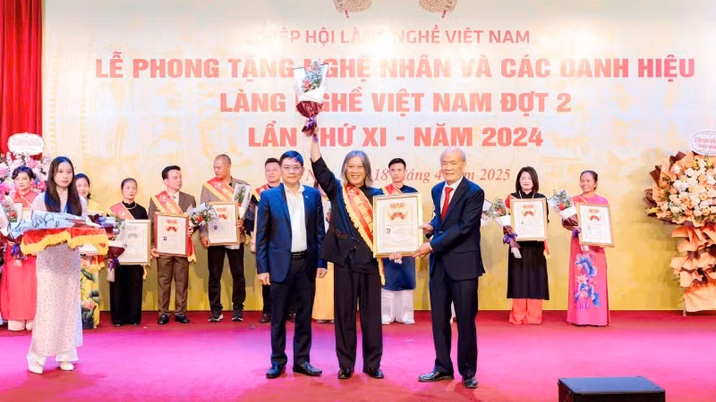 Kiên trì lan tỏa di sản trà Việt và tinh thần yêu nước đến thế hệ trẻ với video kể chuyện “Trà yêu nước”, ông Hồ Ngọc Lâm đã được Hiệp hội Làng nghề Việt Nam trao tặng danh hiệu Nghệ nhân Trà.