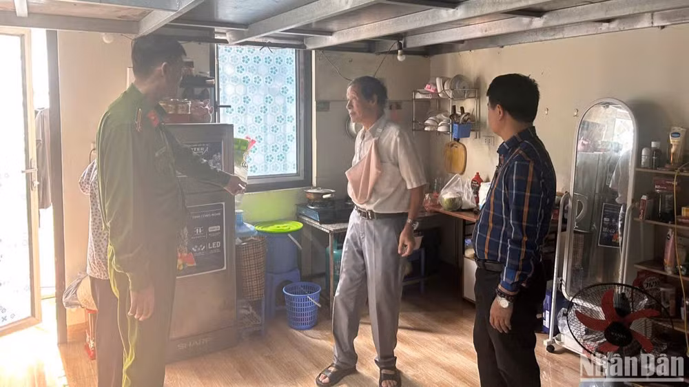 Gia đình ông Vương Văn Chiến tận dụng nhà ở để cho thuê trọ nên nhiều điều kiện về phòng cháy, chữa cháy không bảo đảm theo đúng quy định.