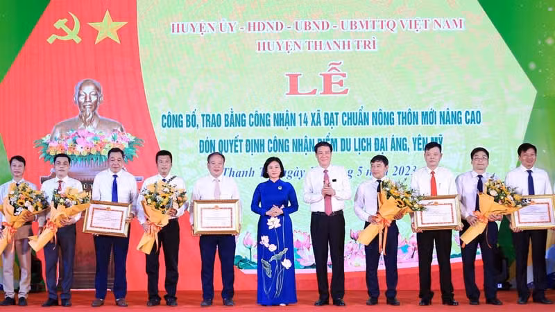 Phó Bí thư Thường trực Thành ủy Hà Nội Nguyễn Thị Tuyến trao Bằng công nhận xã đạt chuẩn nông thôn mới nâng cao cho các xã của huyện Thanh Trì.