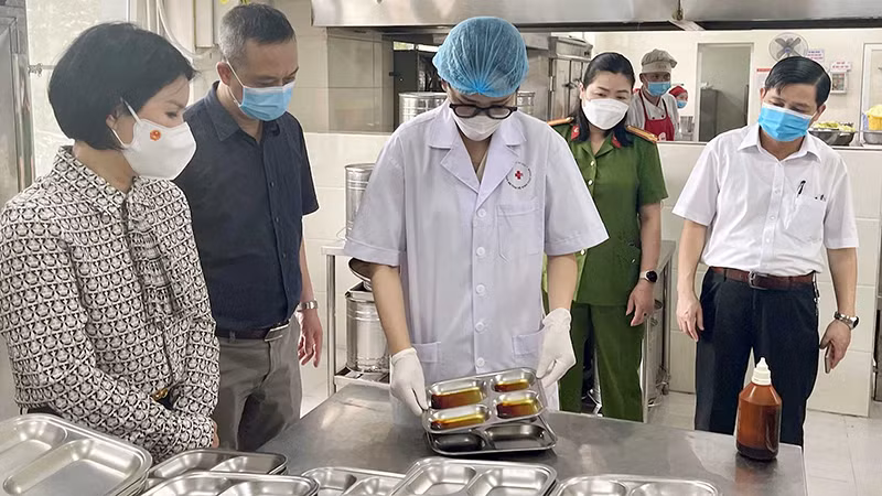 Kiểm tra công tác bảo đảm an toàn thực phẩm tại bếp ăn bán trú trên địa bàn quận Nam Từ Liêm, Hà Nội. (Ảnh: THU TRANG)
