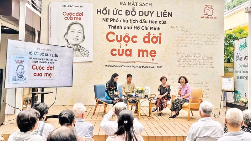 Các khách mời chia sẻ về cuốn sách trong buổi ra mắt ngày 20/5.