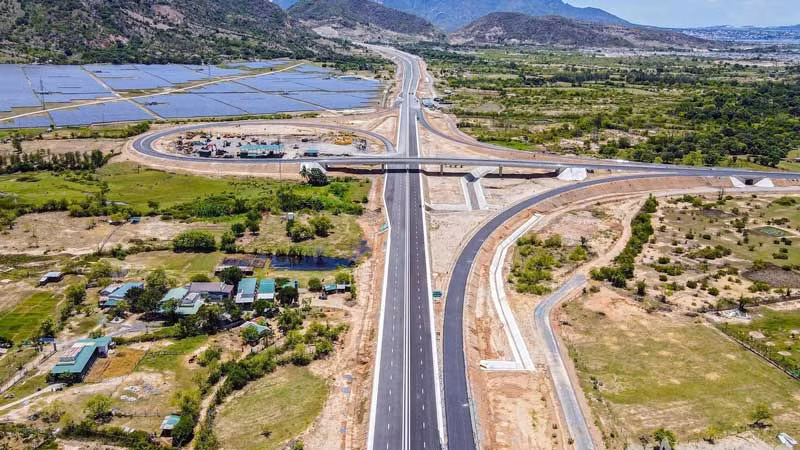 Giải ngân vốn đầu tư công là nhiệm vụ chính trị trọng tâm năm 2023, nhất là đối với các công trình hạ tầng giao thông trọng điểm. Trong ảnh: Nút giao thông thuộc dự án cao tốc Nha Trang-Cam Lâm được thông xe ngày 19/5, là điểm nhấn về thiết kế, mỹ thuật của tuyến.