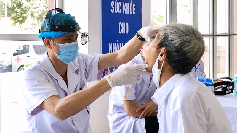 Các cán bộ y, bác sĩ thăm khám sức khỏe miễn phí cho người dân trên địa bàn huyện Mê Linh.