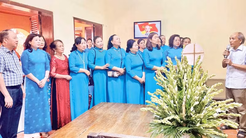 Buổi học tập, giáo dục truyền thống cho cán bộ, hội viên phụ nữ quận Tây Hồ tại địa điểm lưu niệm Chủ tịch Hồ Chí Minh ở và làm việc tại nhà cụ Nguyễn Thị An, phường Phú Thượng. (Ảnh VIẾT CHUNG)
