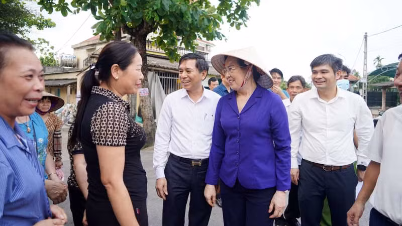 Đồng chí Lê Thị Thủy kiểm tra tiến độ xây dựng cầu Vùa nối hai huyện Lý Nhân và Bình Lục.