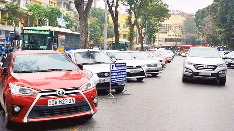 Một điểm trông giữ xe tại khu vực trung tâm quận Hoàn Kiếm. (Ảnh PHẠM HÙNG)