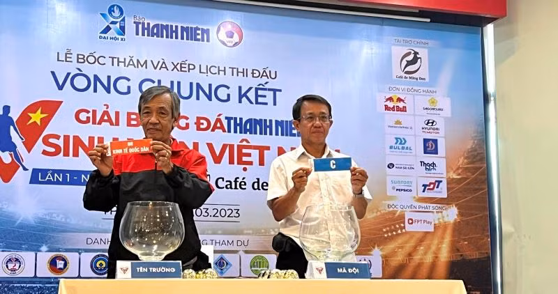 Các nhà báo thể thao bốc thăm các đội tuyển tham dự các bảng đấu tại lễ bốc thăm.