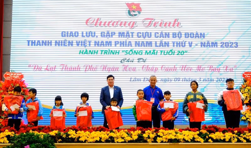 Trao học bổng tặng các học sinh vượt khó học giỏi tại thành phố Đà Lạt.