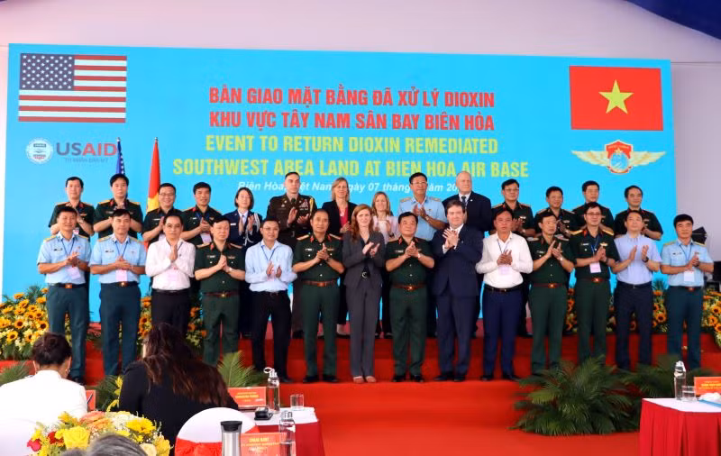 Các đại biểu Việt Nam và Hoa Kỳ chụp ảnh lưu niệm tại buổi lễ.