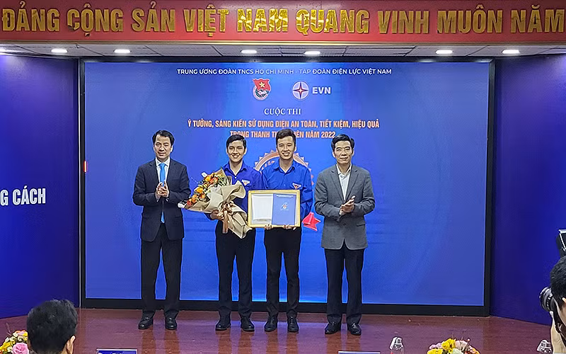 Đại diện ban tổ chức trao giải nhất tặng nhóm tác giả trẻ đến từ Đoàn Khối Doanh nghiệp Trung ương.