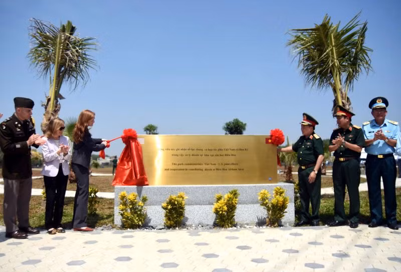 Các đại biểu thực hiện nghi thức khánh thành công viên thuộc sân bay Biên Hòa được xử lý sạch dioxin.