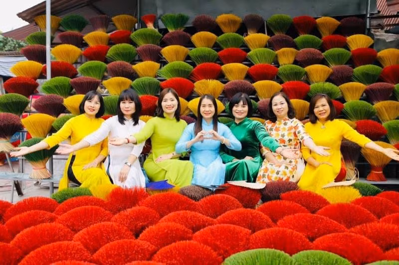 Phụ nữ Thủ đô duyên dáng trong tà áo dài.