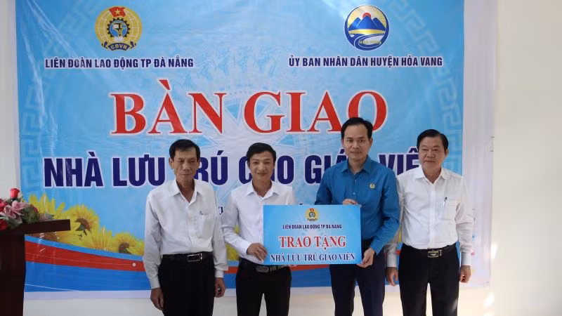 Lễ bàn giao công trình.