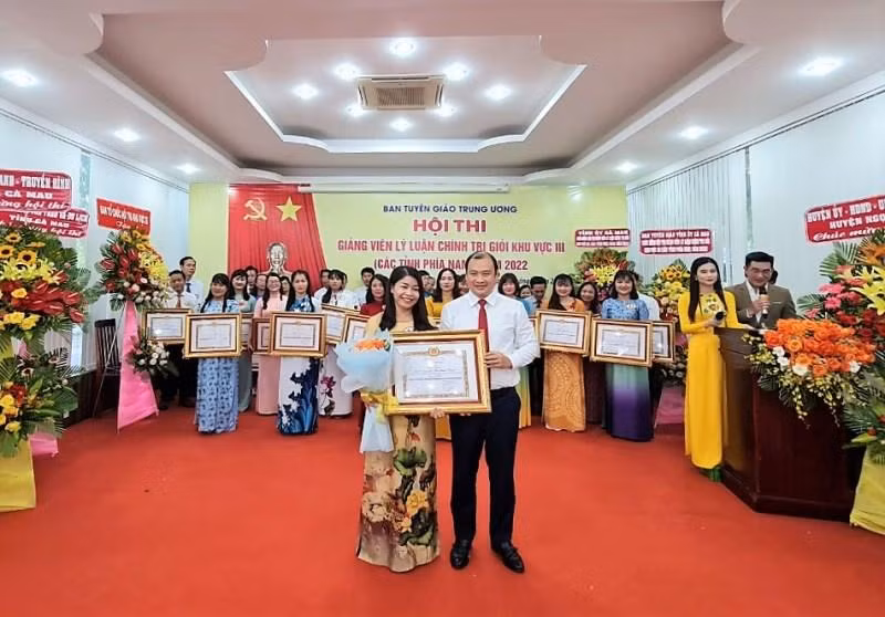 Đồng chí Lê Hải Bình tặng hoa và bằng khen cho thí sinh đạt giải Nhất tại cuộc thi.