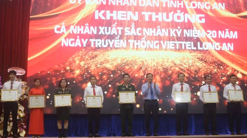 Trao Bằng khen của Chủ tịch Ủy ban nhân dân tỉnh Long An tặng các cá nhân có thành tích xuất sắc qua 20 năm hình thành và phát triển Viettel Long An. 