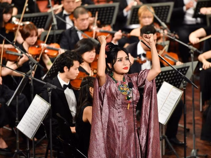 Nghệ sĩ ưu tú Thanh Lam thể hiện ca khúc “Dáng đứng Việt Nam”. (Ảnh: Ban tổ chức)